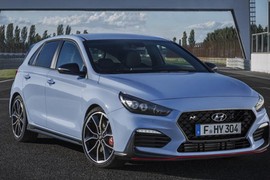 Hyundai i30 N giá 750 triệu “đấu” Ford Focus ST